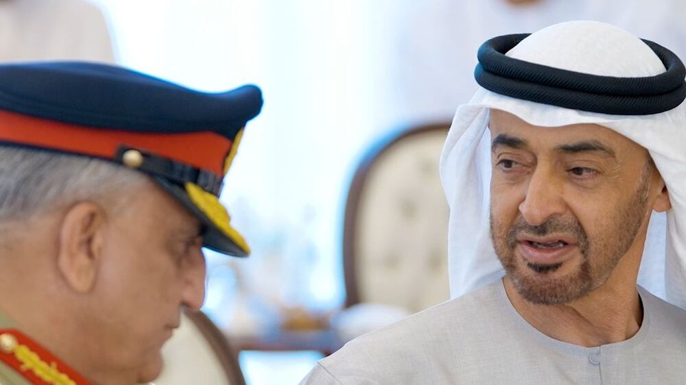 President of the UAE presents Order of the Union to Pakistan's army chief of staff