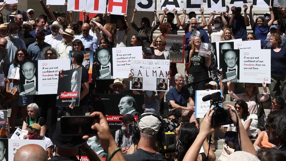 Supporters of author Salman Rushdie attend a reading and rally to show solidarity for free expression at the New York Public Library in New York City, U. S. , August 19, 2022.  REUTERS / Brendan McDermid