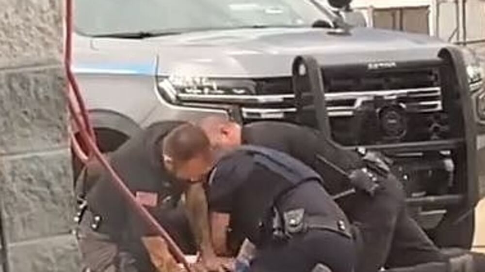Arkansas police officers suspended after beating man on video