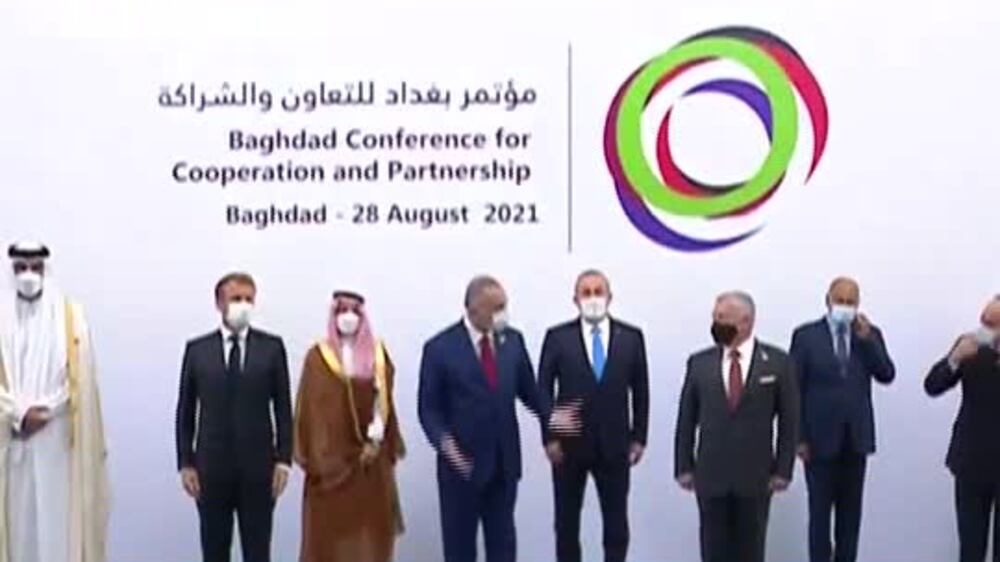 Iraqi prime minister posing for a picture with Arab leaders