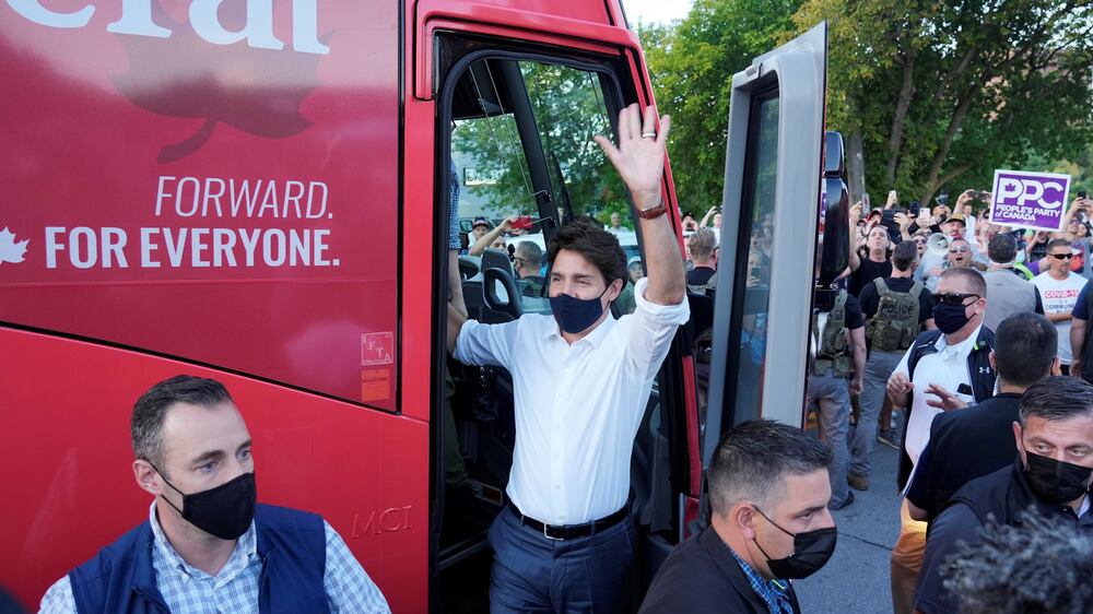 Anti-vaccine protesters throw gravel at Justin Trudeau