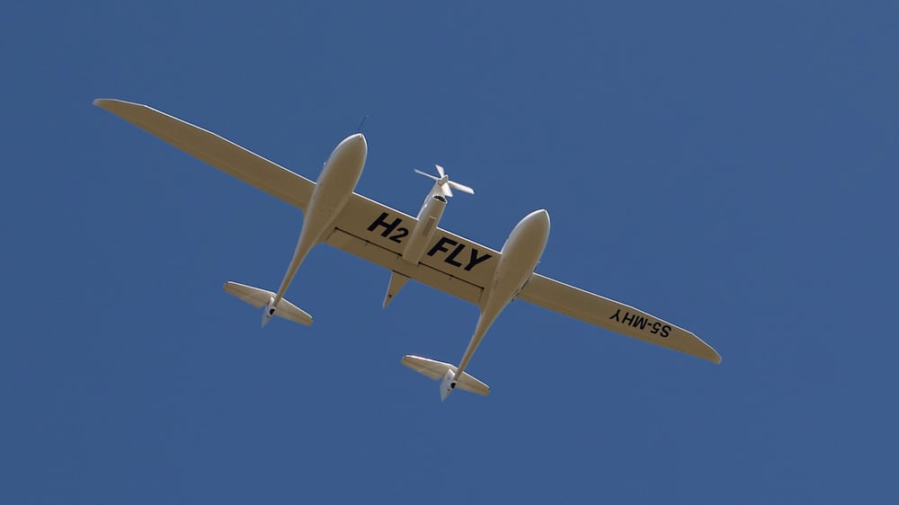 World’s first piloted flight of liquid hydrogen-powered electric aircraft