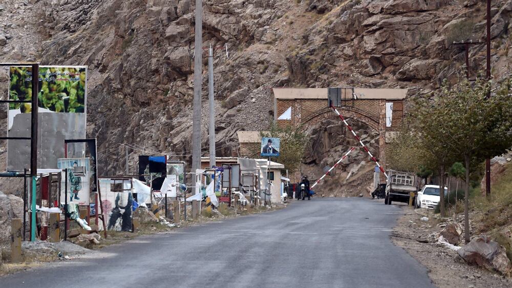 Taliban fighters stands guard at the entrance gate of Panjshir Province on September 15, 2021, days after the hardline Islamist group announced the capture of the last province resisting to their rule.  (Photo by WAKIL KOHSAR  /  AFP)