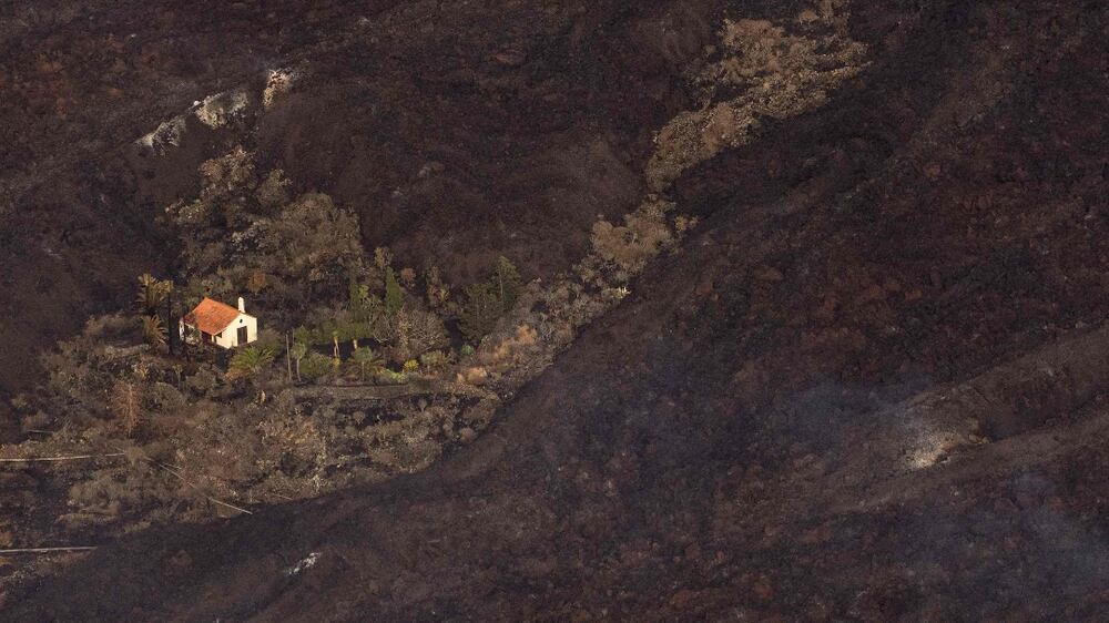 Lava from a volcano eruption flows on the island of La Palma in the Canaries, on September 23, 2021.  - A volcano on a small Spanish island in the Atlantic Ocean erupted forcing the evacuation of thousands of people.  (Photo by EMILIO MORENATTI  /  POOL  /  AFP)