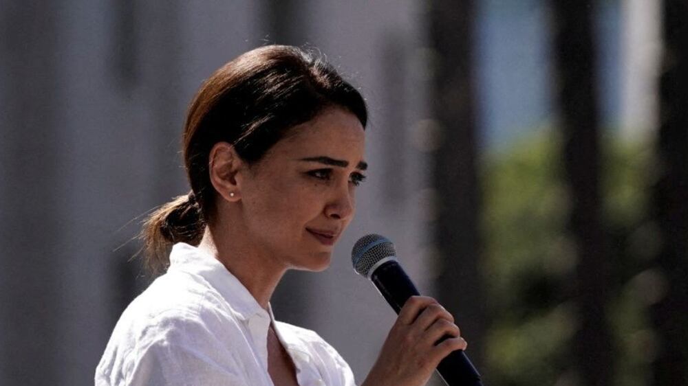 FILE PHOTO: Actor Nazanin Boniadi addresses demonstrators at a Freedom Rally for Iran, protesting in support of Iranian women and against the death of Mahsa (Zhina) Amini, outside City Hall in Los Angeles, California, U. S. , October 1, 2022.   REUTERS / Bing Guan / File Photo