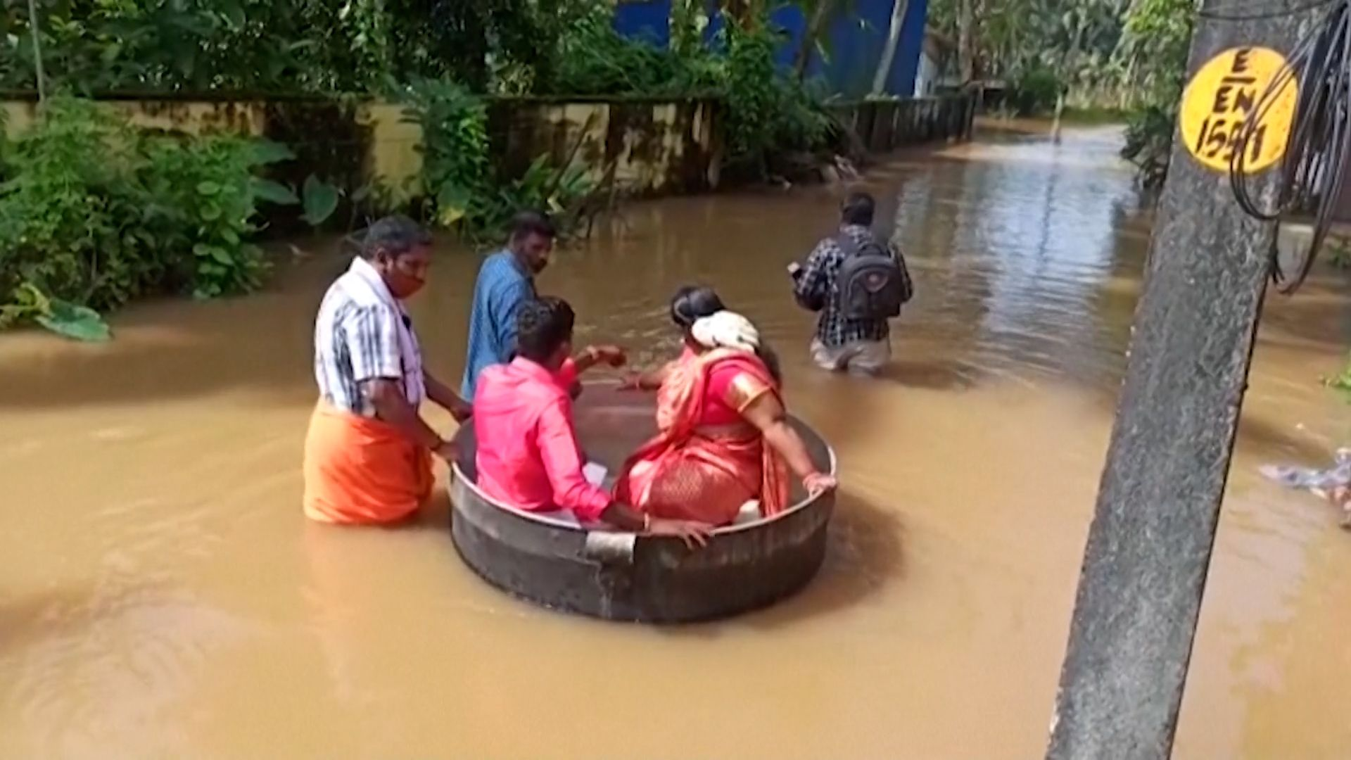 Indian couple use cooking pot to reach wedding venue amid floods