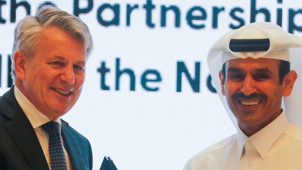 Qatar's Energy Minister, Saad al-Kaabi and CEO of Shell, Ben van Beurden, shake hands after singing agreement at a press conference in Doha, Qatar, October 23, 2022.  REUTERS / Hamad I Mohammed