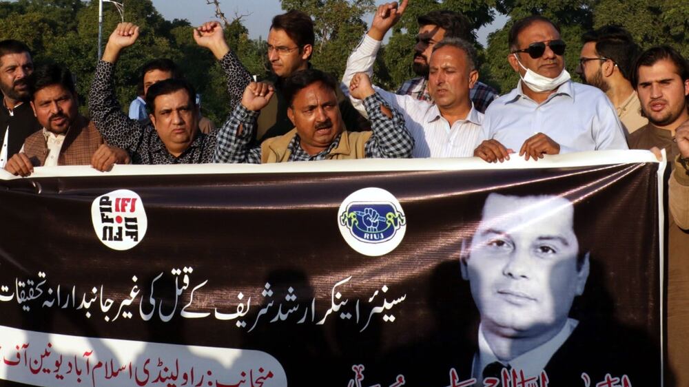 Journalists shout slogans during a protest following the death of veteran Pakistani journalist Arshad Sharif, who was shot dead in Kenya, in Islamabad, Pakistan, 24 October 2022.  Sharif, who was a staunch critic of the all powerful military establishment, fled the native country to avoid arrest over sedition charges.   EPA / SOHAIL SHAHZAD