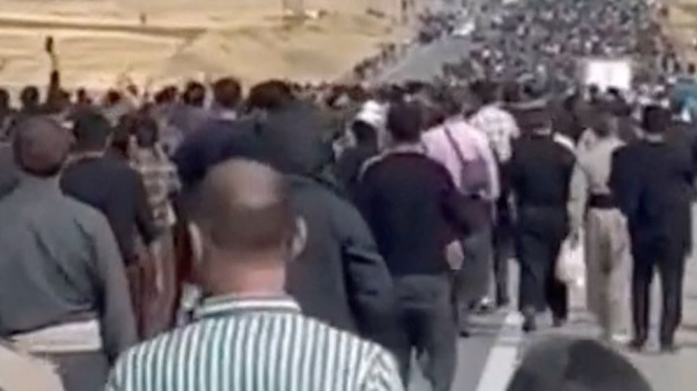 Thousands defy Iraninan police to mourn Mahsa Amini