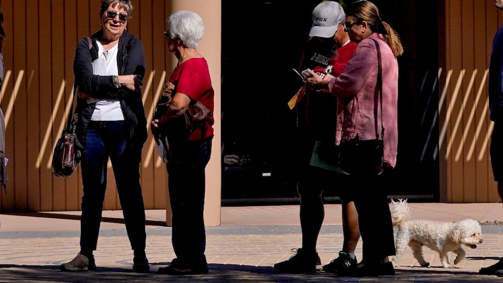 Voters wait in line outside a polling station, Tuesday, Nov.  8, 2022, in Tempe, Ariz.  (AP Photo / Matt York)