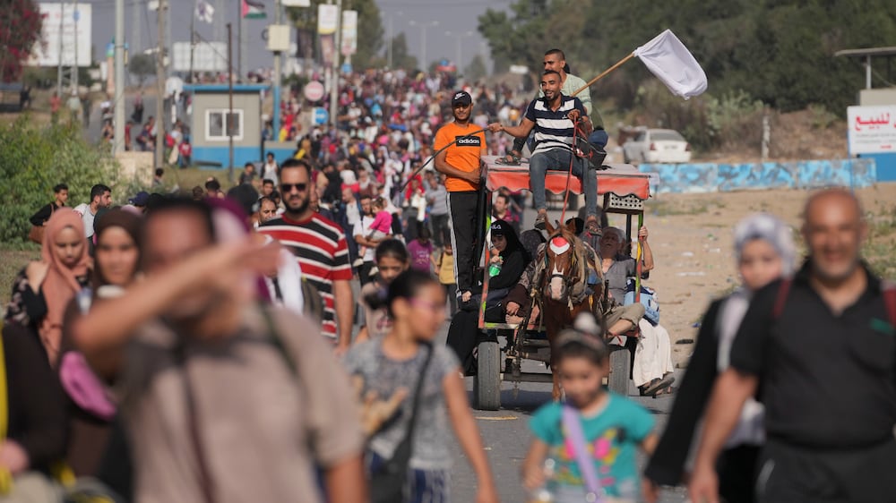 Gazans flee north on foot as Israeli attacks continue