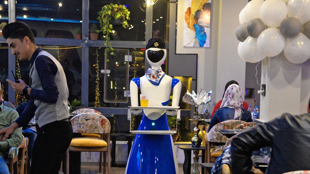 Mosul restaurant uses robotic waiters