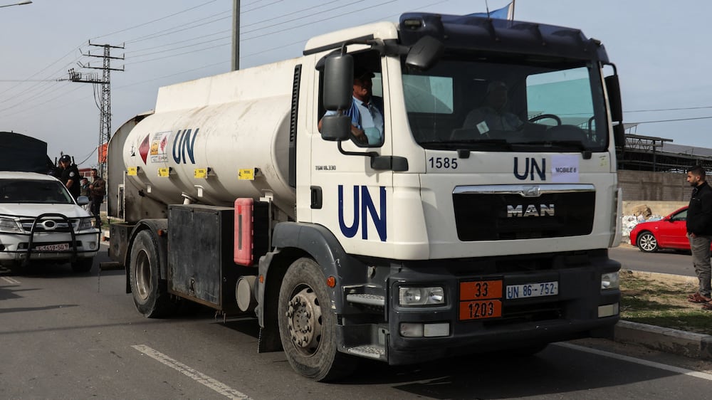 Aid streams into Gaza as temporary truce holds