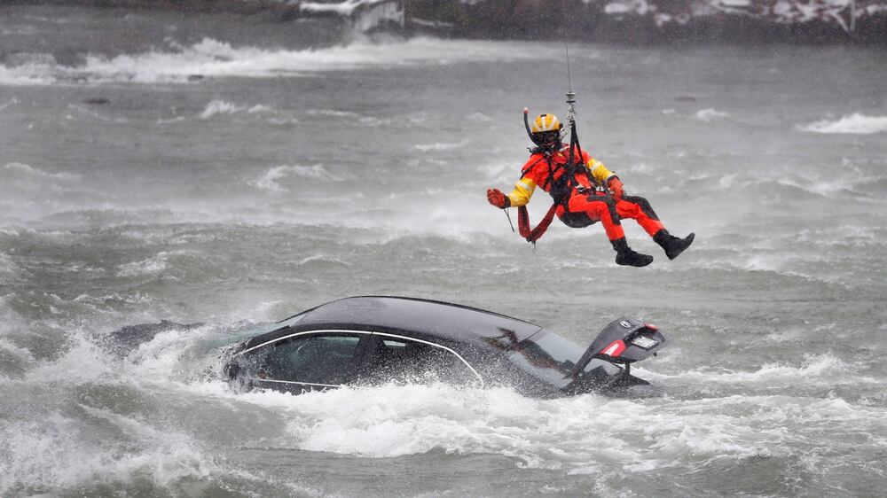 Car plunges into river near Niagara Falls