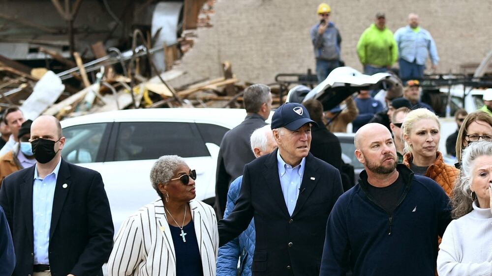 US President Joe Biden (C) tours Mayfield, Kentucky, devastated by the December 10-11 tornadoes, on December 15, 2021.  (Photo by Brendan Smialowski  /  AFP)