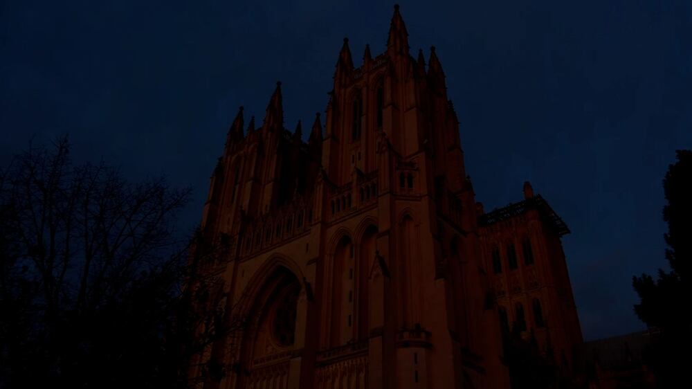 Washington Cathedral marks 800,000 Covid deaths in US