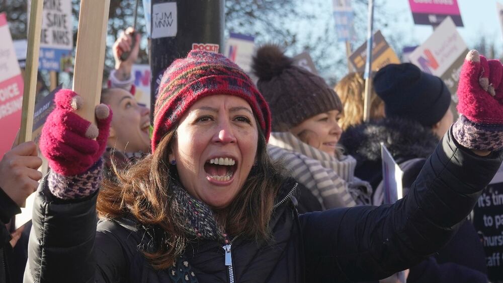 Nurses participate in a protest outside the St.  Thomas' Hospital in London, Thursday, Dec.  15, 2022.  Nurses in England, Wales and Ireland stage the biggest strike in the history of the Royal College of Nursing (RCN).  Up to 100,000 members will walk out at 65 NHS organisations.  (AP Photo / Kin Cheung)