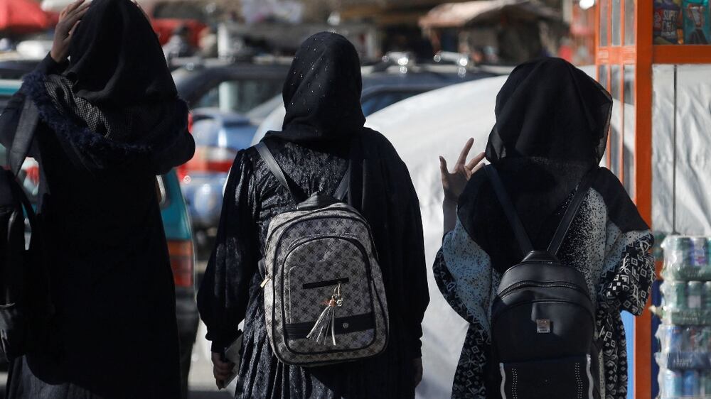 Afghan female students walk near Kabul University in Kabul, Afghanistan, December 21, 2022.  REUTERS / Ali Khara