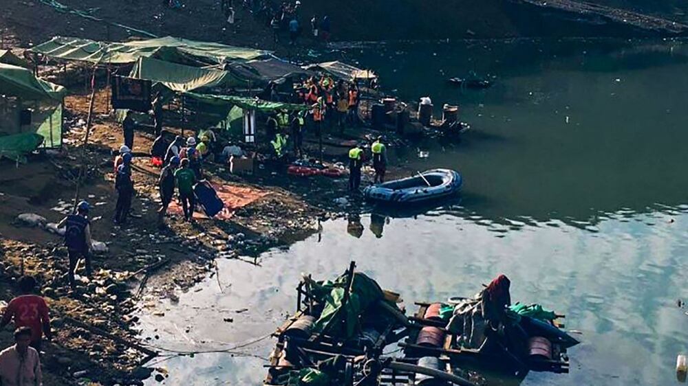 This photo taken and received via an anonymous source on December 22, 2021 shows rescue officials searching for missing people after a landslide at a jade mine in Hpakant, Kachin state.  (Photo by Handout  /  ANONYMOUS  /  AFP)  /  -----EDITORS NOTE --- RESTRICTED TO EDITORIAL USE - MANDATORY CREDIT "AFP PHOTO  /  ANONYMOUS SOURCE " - NO MARKETING - NO ADVERTISING CAMPAIGNS - DISTRIBUTED AS A SERVICE TO CLIENTS