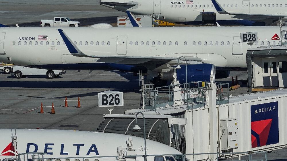 FILE PHOTO: Delta Air Lines jets are seen at gates at Hartsfield-Jackson Atlanta International Airport in Atlanta, Georgia, U. S.  December 22, 2021.  REUTERS / Elijah Nouvelage / File Photo