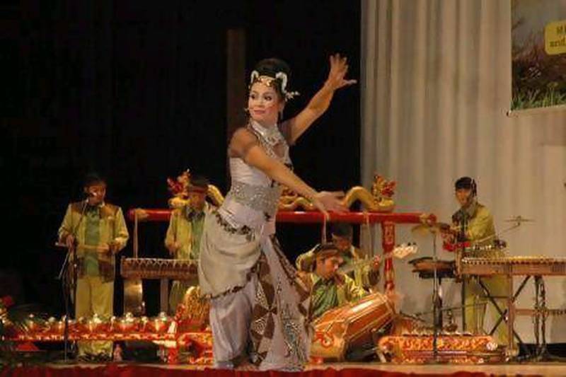 A traditional Indonesian dance is performed. Courtesy Indonesian Embassy, UAE