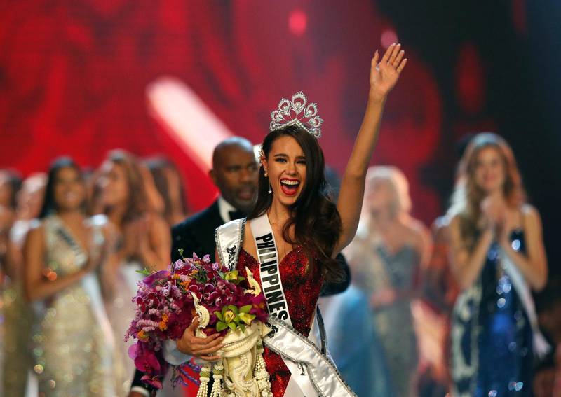 epa07236522 Miss Philippines Catriona Gray jubilates after she was crowned as the new Miss Universe during the Miss Universe 2018 beauty pageant at Impact Arena in Bangkok, Thailand, 17 December 2018. Women representing 94 nations will participate in the 67th Miss Universe 2018 beauty pageant in Bangkok.  EPA/RUNGROJ YONGRIT EDITORIAL USE ONLY
