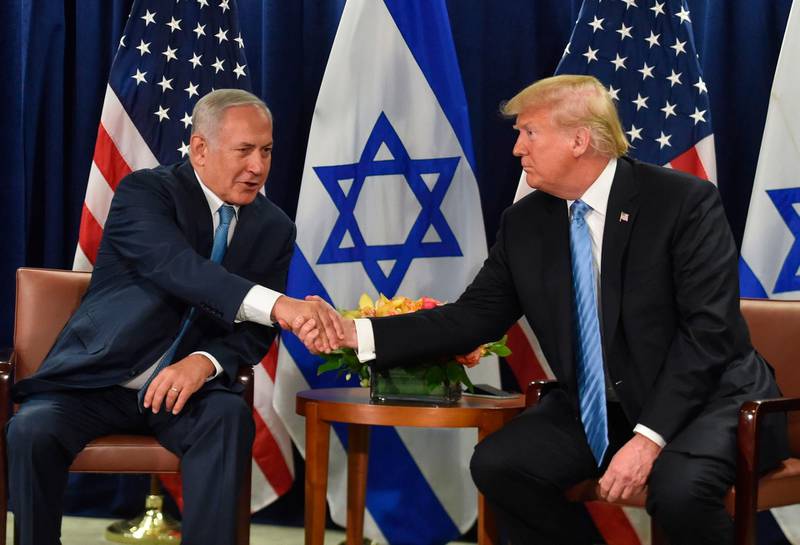 US President Donald Trump shakes hands with Israeli Prime Minister Benjamin Netanyahu on September 26, 2018 in New York on the sidelines of the UN General Assembly. / AFP / Nicholas Kamm
