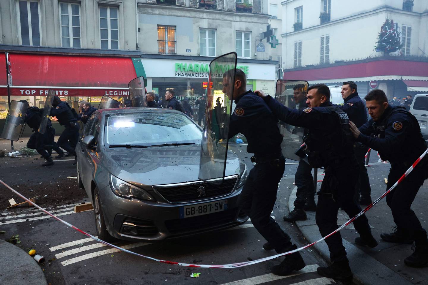 Französische Bereitschaftspolizisten rennen los, um Demonstranten zu zerstreuen.  AFP