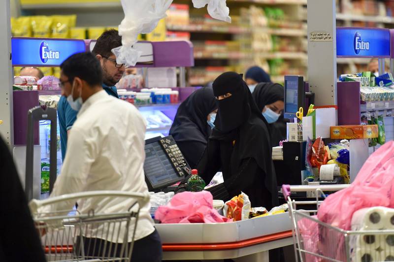 Saudis shop at a supermarket at the Panorama Mall in the capital Riyadh on May 22, 2020, as Muslims prepare to celebrate the upcoming Eid al-Fitr, that marks the end of the fasting month of Ramadan. (Photo by FAYEZ NURELDINE / AFP)