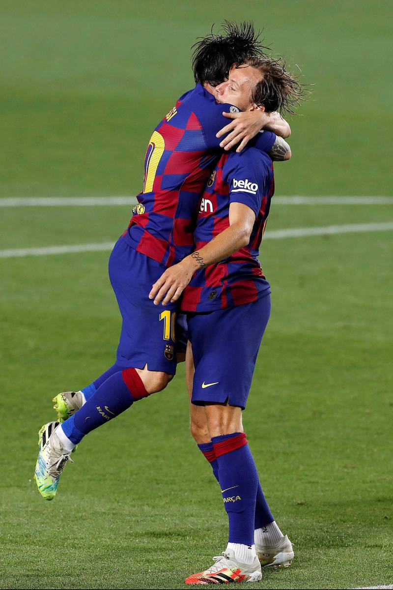 Rakitic (R) celebrates with Lionel Messi. EPA
