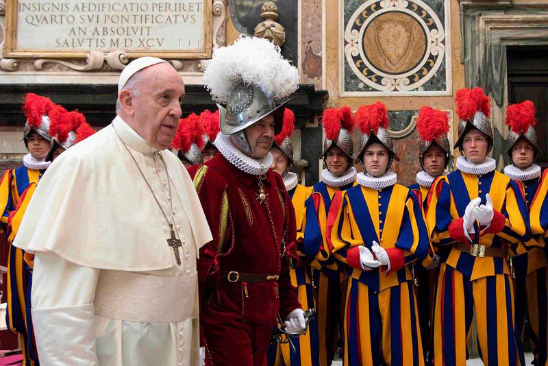 This photo taken and handout on October 2, 2020 by The Vatican Media shows Pope Francis (L) presides over a ceremony in The Vatican's Clementine Hall, for the new Recruits of the Pontifical Swiss Guard. (Photo by Handout / VATICAN MEDIA / AFP) / RESTRICTED TO EDITORIAL USE - MANDATORY CREDIT "AFP PHOTO / VATICAN MEDIA" - NO MARKETING - NO ADVERTISING CAMPAIGNS - DISTRIBUTED AS A SERVICE TO CLIENTS