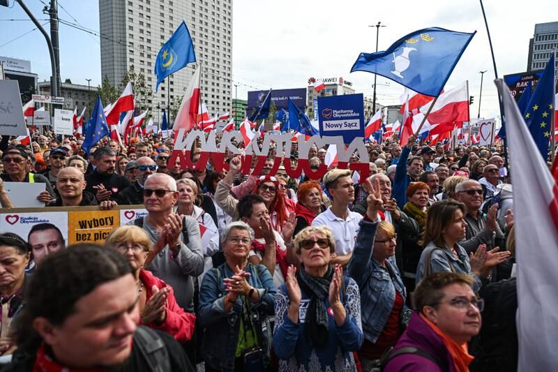 Dziesiątki tysięcy demonstrantów w Polsce przed trudnymi wyborami