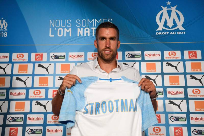 Olympique de Marseille (OM)'s Dutch midfielder Kevin Strootman poses with his new football jersey, during a press conference on August 28, 2018, in Marseille. - Dutch midfielder Kevin Strootman from the Italian club AS Roma is a new recruit of the OM. (Photo by CHRISTOPHE SIMON / AFP)