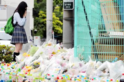 epaselect epa07609194 A school student prays on the site of a mass stabbing in Kawasaki, near Tokyo, Japan, 29 May 2019. Sixteen elementary school children and two adults were stabbed by a man on 28 May, leaving a schoolgirl and a 39-year-old man dead. The suspect also died after stabbing himself.  EPA/JIJI PRESS JAPAN OUT EDITORIAL USE ONLY/  NO ARCHIVES