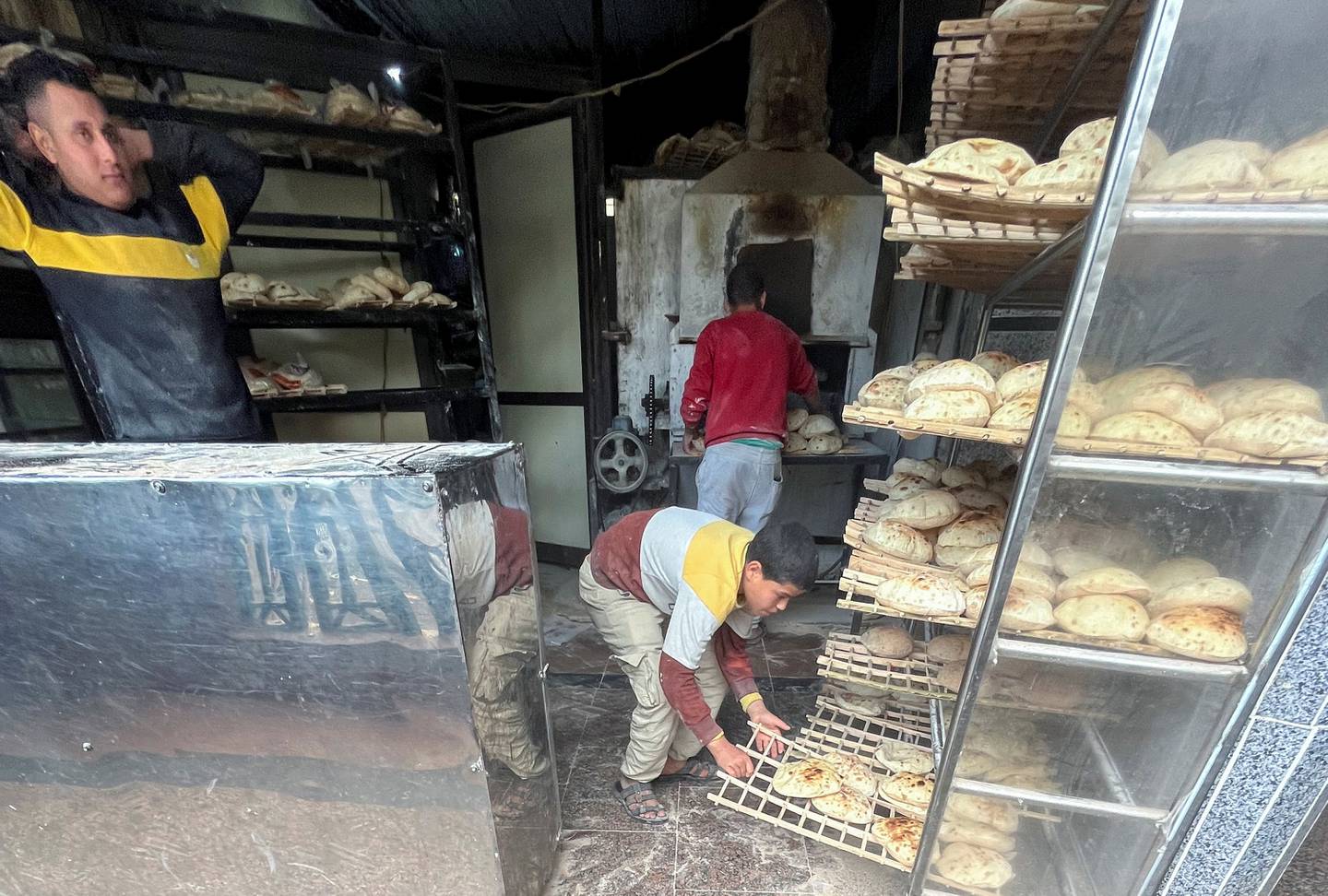 عمال يعدون الخبز للبيع في مخبز في المعادي ، إحدى ضواحي القاهرة ، مصر.  رويترز