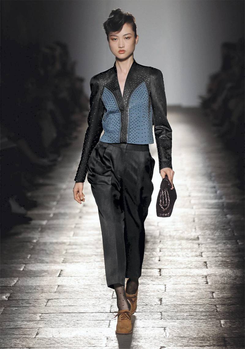 Model Jing Wen carries Model the classic Lauren 1980 clutch in black, at the Bottega Veneta autumn/winter 2017 fashion show in Milan