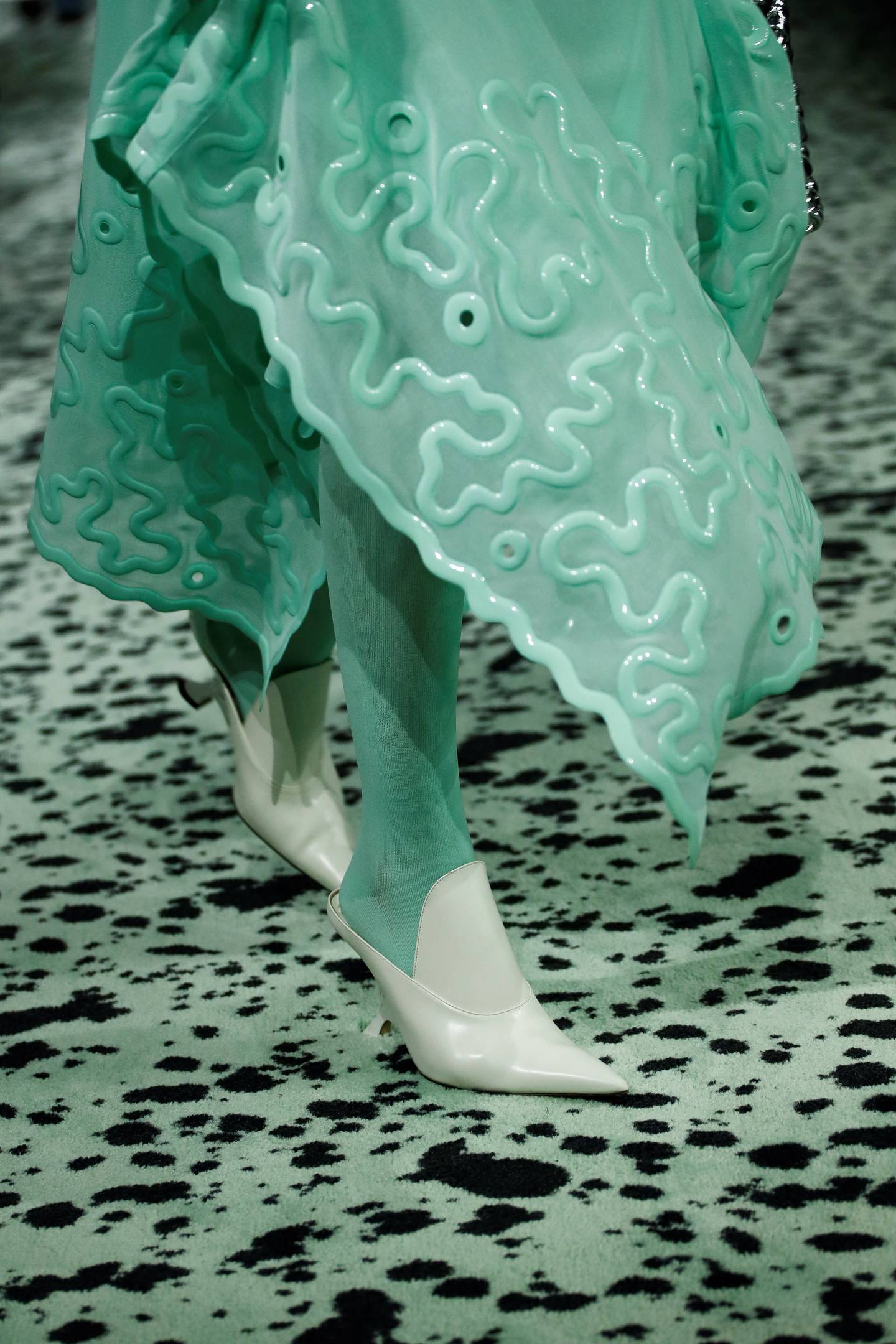 Détail d'une robe du défilé Bottega Veneta automne/hiver 2023 à Milan.  Reuter