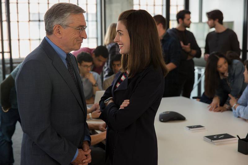 A handout movie still showing (L-r) ROBERT DE NIRO as Ben Whittaker and ANNE HATHAWAY as Jules Ostin in Warner Bros. Pictures' comedy "THE INTERN," a Warner Bros. Pictures release. (Francois Duhamel / Warner Bros. Pictures) *** Local Caption ***  TIN-02309FDr.jpg