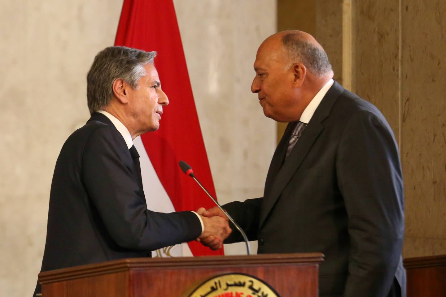 Le ministre égyptien des Affaires étrangères Sameh Shoukry (à droite) avec le secrétaire d'État américain Antony Blinken (à gauche) après leur rencontre au Caire lundi.  APE