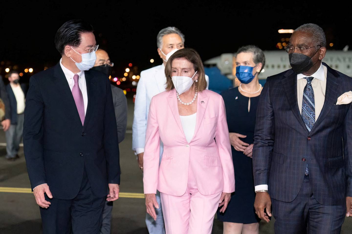 Le ministre taïwanais des Affaires étrangères, Joseph Wu, reçoit la présidente américaine Nancy Pelosi à Taipei, le 2 août. Reuters