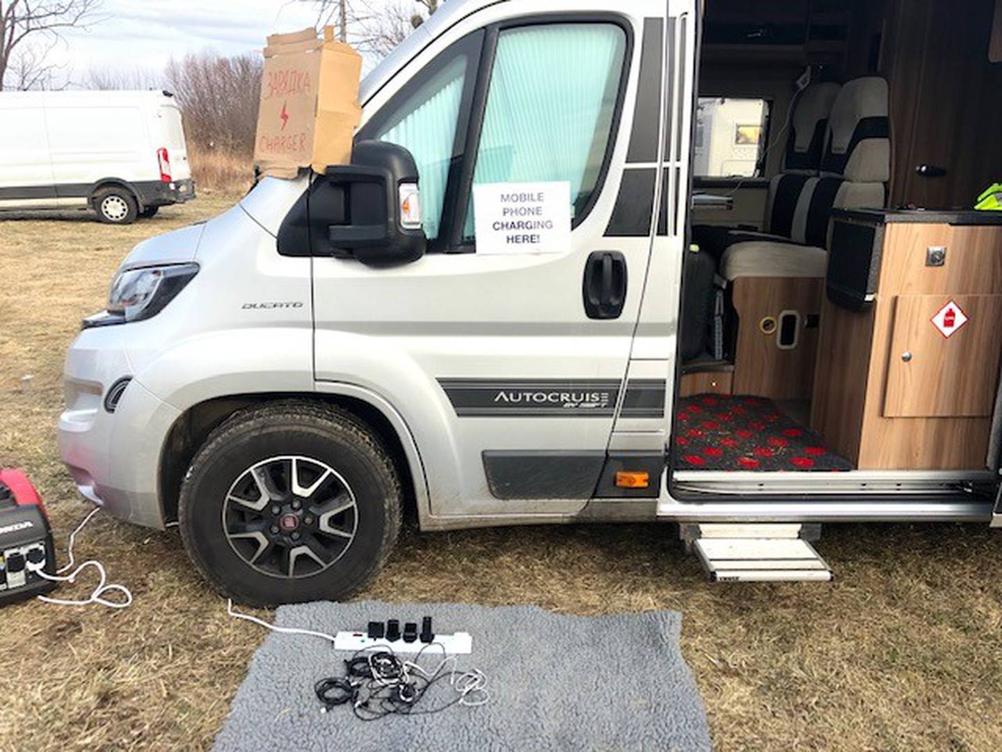 La camionnette de Jan offre un endroit où les réfugiés peuvent recharger leur téléphone.  Jamie Prentis / Le National