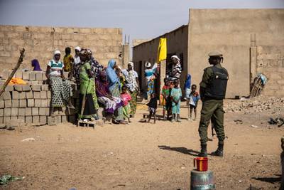 CORRECTION / A Burkina Faso soldier patrols at a camp sheltering Internally Displaced People (IDP) from Mali in Dori, on February 3, 2020.  600 000 Internally Displaced People (IDP) have fled recent attacks in northern Burkina. / AFP / OLYMPIA DE MAISMONT
