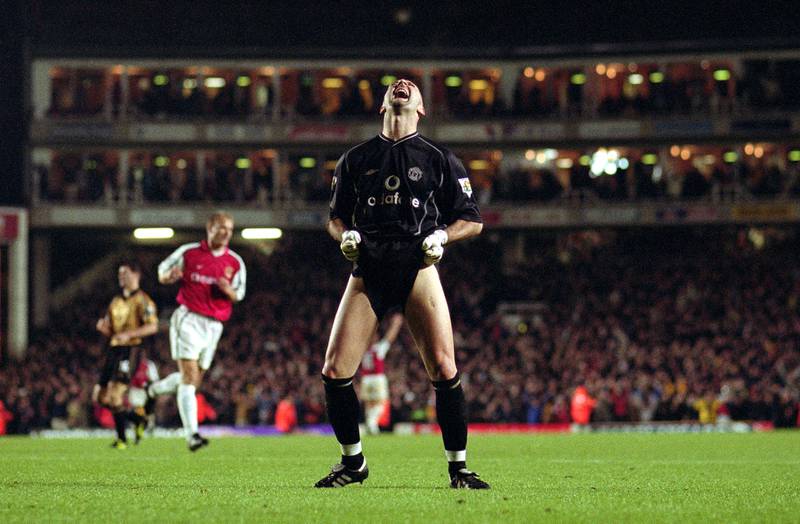 Manchester United’s goalkeeper Fabien Barthez reacts after gifting a goal to Arsenal at Highbury. 25/11/2001. Mark Leech / FPA / LDY Agency
