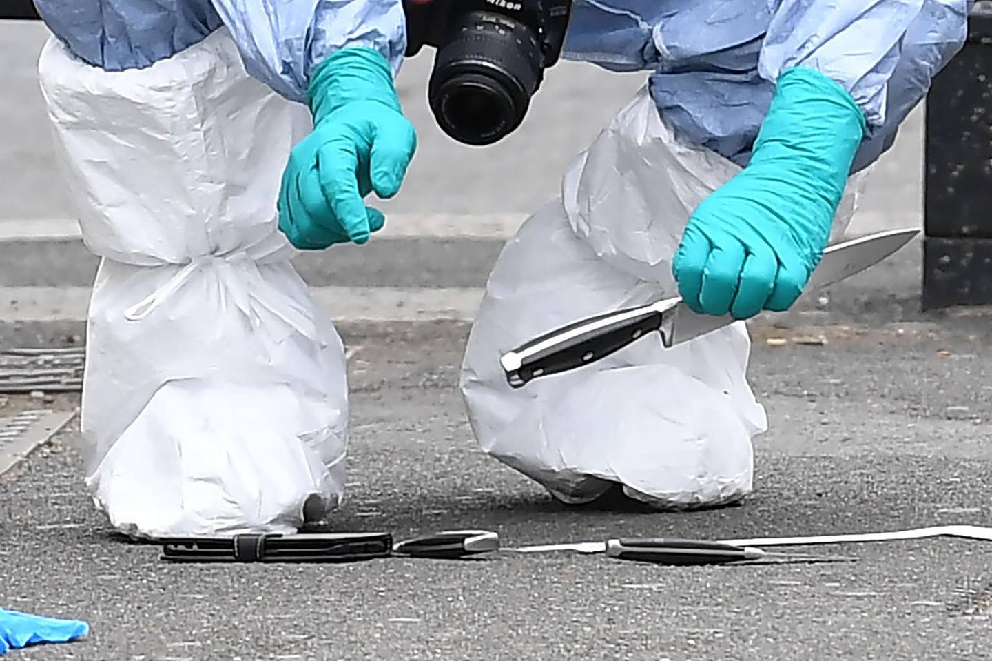 (FILES) In this file photo taken on April 27, 2017 a British police forensics officer holds a knife as evidence is collected on Whitehall near the Houses of Parliament in central London, at the scene where Khalid Mohammed Omar Ali was detained and taken away by police. Khalid Mohammed Omar Ali was on June 26, 2018, found guilty of plotting a knife attack on MPs and police outside the Houses of Parliament. / AFP / Justin TALLIS
