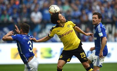 Schalke's Brazilian defender Junior Caicara, left, and Borussia Dortmund's Japanese midfielder Shinji Kagawa vie for the ball on April 10, 2016. Patrick Stollarz / AFP