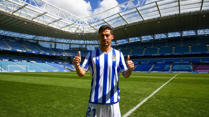 epa08637412 A handout picture made available by Real Sociedad shows Spanish midfielder David Silva during his presentation as a new player of the team, in San Sebastian, northern Spain, 31 August 2020.  EPA/- UT HANDOUT EDITORIAL USE ONLY/NO SALES