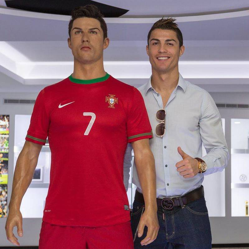 Cristiano Ronaldo, right, poses beside a wax statue of himself during the inauguration of the CR7 museum in Madeire, Portugal, on December 15, 2013. AFP