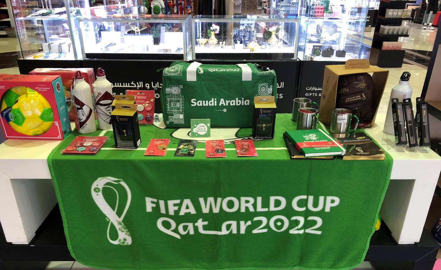 بيع بضائع كأس العالم في مطار الدمام.  الصورة: ذا ناشيونال