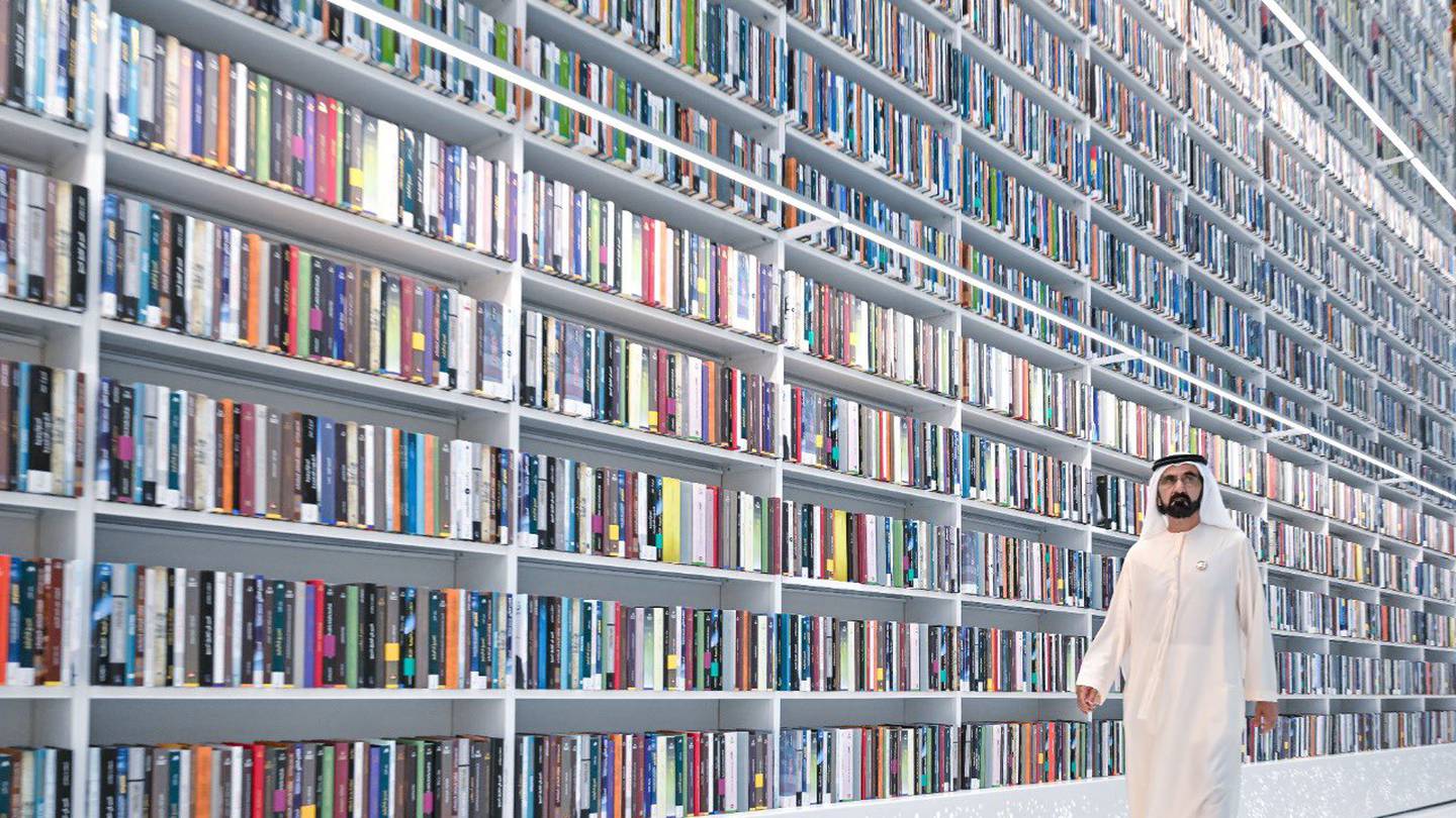 الشيخ محمد ينشئ مكتبة على شكل كشك كتب في دبي