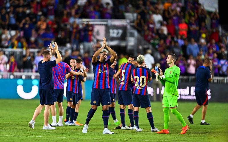 Barcelona applaud the spectators after the friendly match against Inter Miami. AFP